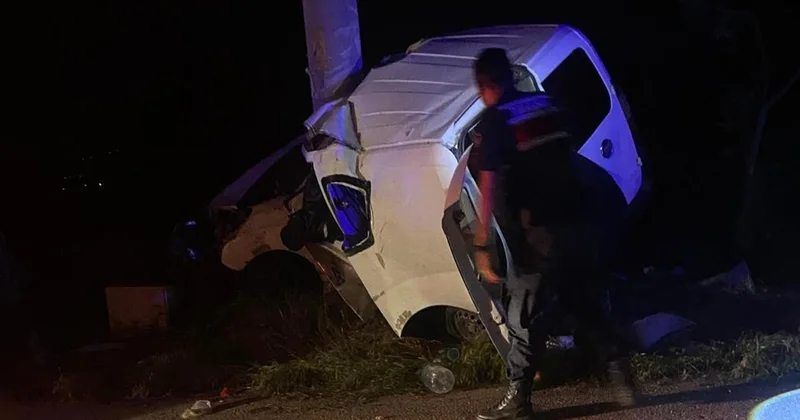 Elektrik direğine çarpan araç hurdaya döndü: 2 ölü, 2 yaralı