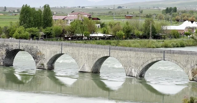 Tarihi Murat Köprüsü ve Sultan Alparslan Parkı bu bayram boş kaldı Muş Haberleri