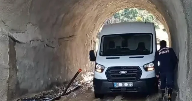 Sağanak nedeniyle minibüste mahsur kalan aile kurtarıldı Gaziantep Haberleri