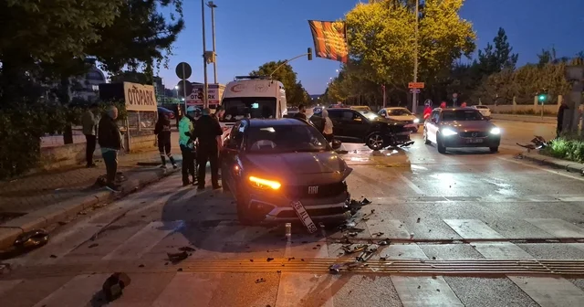 Eskişehir de kavşakta iki otomobil çarpıştı: 2 yaralı Eskişehir Haberleri