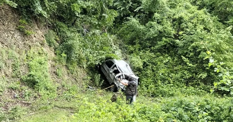 Nişanlı çifti ayıran kazada uçuruma yuvarlanan araç 7 saatlik çalışmayla çıkartıldı