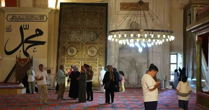 Bayramda Edirne’ye akın ettiler: Kabe taşı ve örtüsü yoğun ilgi gördü