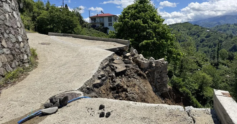 Rize de istinat duvarı yıkıldı, mahalle ulaşıma kapandı