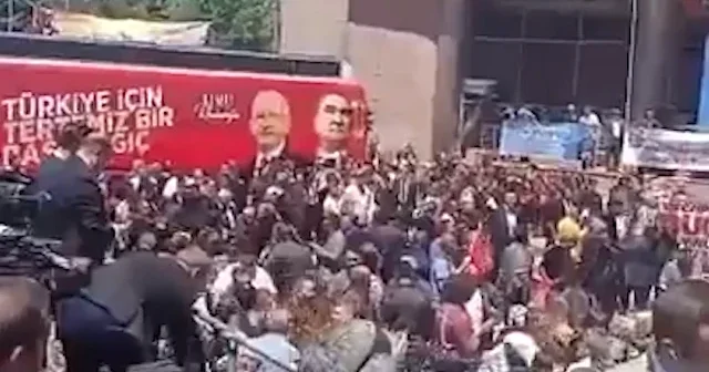 CHP de Genel Merkezi nde önünde Özgür Özel e şarkılı mesaj: Kılıçdaroğlu nun konuşmasından önce Haram Saltanatı çalındı VİDEO İZLE