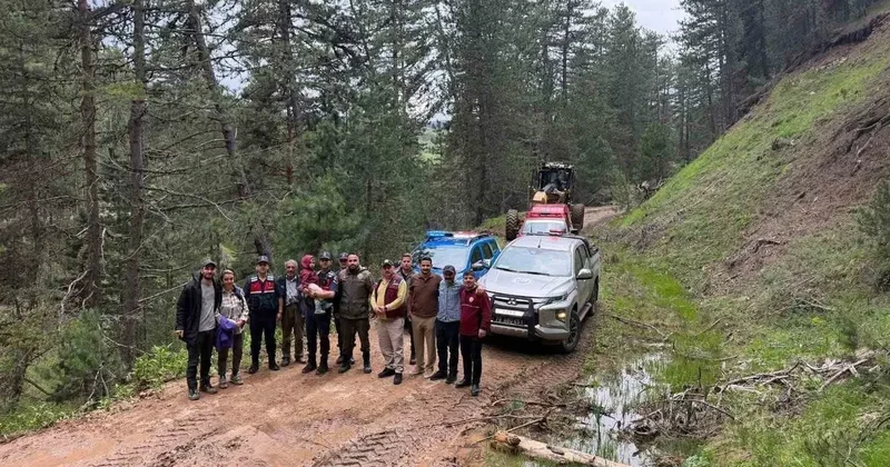 Orman yolunda çamura saplanan aracın yardımına ekipler yetişti