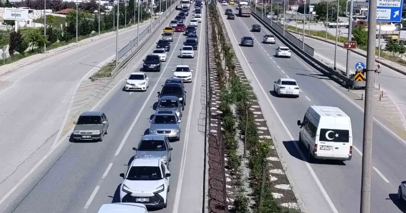 Tatilcilerin dönüş yoluna geçmesiyle Afyonkarahisar’da trafik yoğunluğu başladı