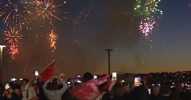 Boğazın semalarında fetih coşkusu: Üsküdar Sahili nden yükselen havai fişekler büyüledi VİDEO İZLE