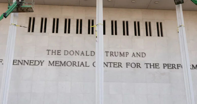 ABD de yargıç, Washington daki sahne sanatları merkezinin isminden Trump ifadesinin çıkarılmasına hükmetti Dış Haberler