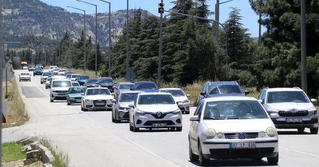 Burdur Ankara yolunda tatil dönüşü trafiği Burdur Haberleri