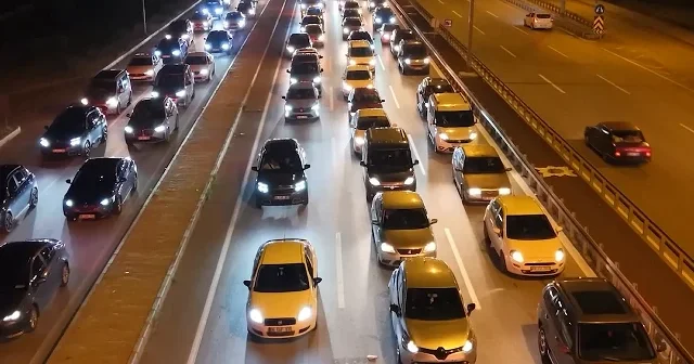 43 ilin kilit kavşağında bayram dönüşü alarmı: trafik gece de durmadı VİDEO İZLE