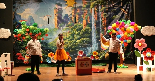 Özel gereksinimli öğrencilerden Farklılıklarımız Zenginliğimiz tiyatro oyunu İzmir Haberleri