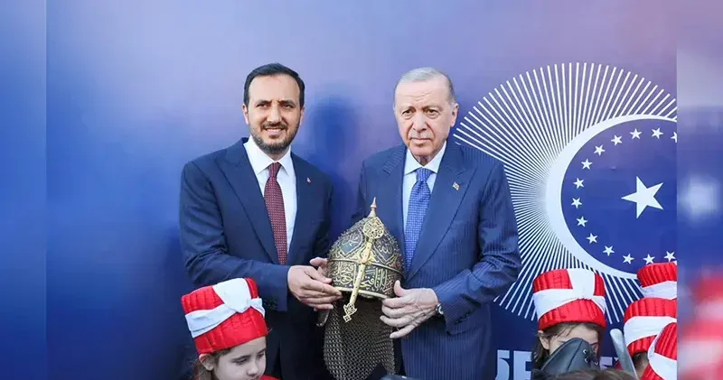 Cumhurbaşkanı Erdoğan a özel hazırlanan miğfer hediye edildi