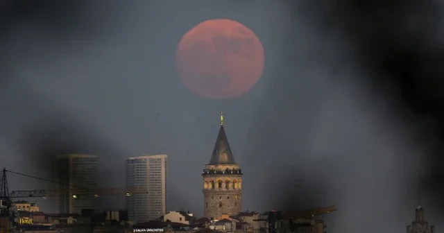 İstanbul’da dolunay Galata Kulesi ile buluştu: Gökyüzünde kartpostallık anlar VİDEO İZLE
