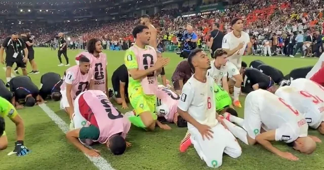 Tarihi zafer şükür secdesiyle taçlandı: Hollanda’yı kupanın dışına iten Faslı futbolcular sahada secdeye kapandı VİDEO İZLE