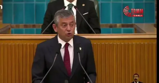 İslam düşmanlarının kalkanı CHP ve şürekası: Özel’den sözde komedyen Deniz Göktaş’a destek