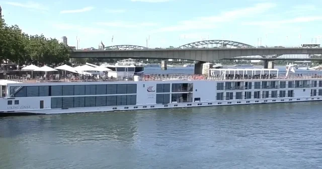Almanya da kuraklık nedeniyle Ren Nehri nde yolcu gemisi karaya oturdu VİDEO İZLE
