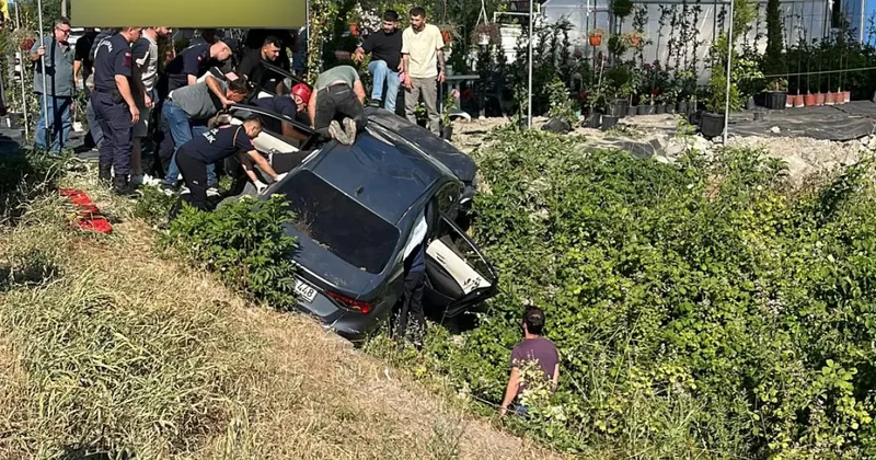 Otomobil su kanalına devrildi! Anne ve kızından acı haber!