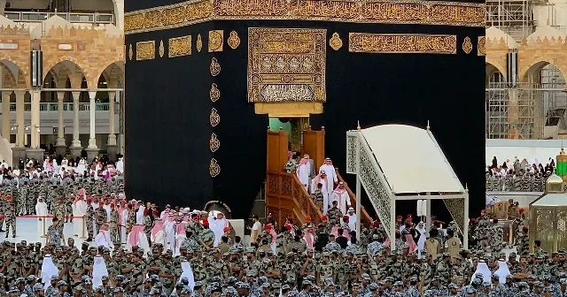 Peygamber Efendimizden kalan gelenek: Kabe i Muazzama sabah namazının ardından gül suyu ve zemzem suyuyla yıkandı VİDEO İZLE