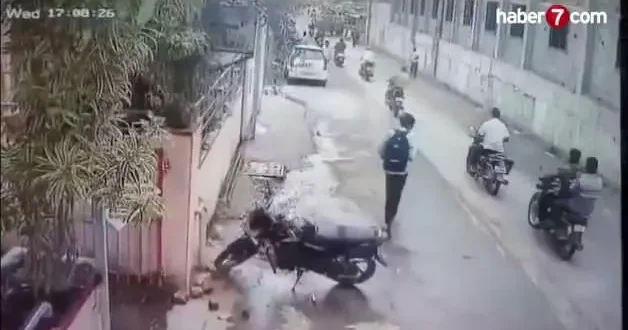 Hindistan da dehşet anları: Kontrolden çıkan boğa motosikletli kadını biçti