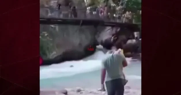 Saklıkent te can pazarı: Suya düşen anne ve çocuğu son anda kurtarıldı
