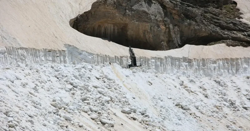 Kar kalınlığı 4 metreyi buldu! Çalışmalar devam ediyor