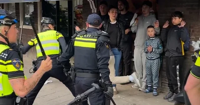 Hollanda polisi Faslı taraftarların kutlamasını engelledi: Ekipler copla müdahale etti VİDEO İZLE