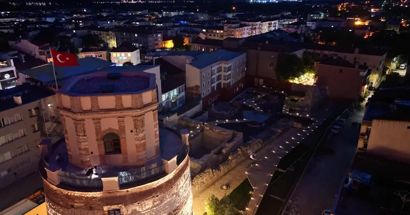 Bakan Ersoy paylaştı! Edirne nin tarihî saat kulesi yeniden ziyarete açıldı