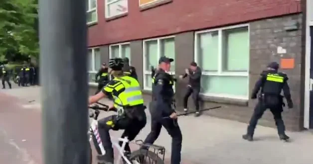 Hollanda polisi Fas a elenmenin acısını Fas taraftarından çıkardı