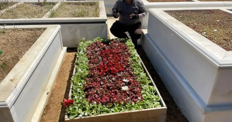 Kadir İnanır’ın kabri çiçeklerle donatıldı