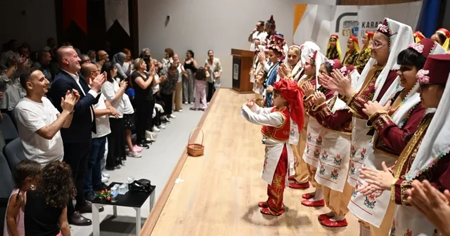 Karacabey de halk oyunları gecesi büyük beğeni topladı Yıl sonu gösterisi ayakta alkışlandı, Başkan Karabatı: Kültürümüze sahip çıkmaya devam edeceğiz. Bursa Haberleri Habertürk Yerel Haberler