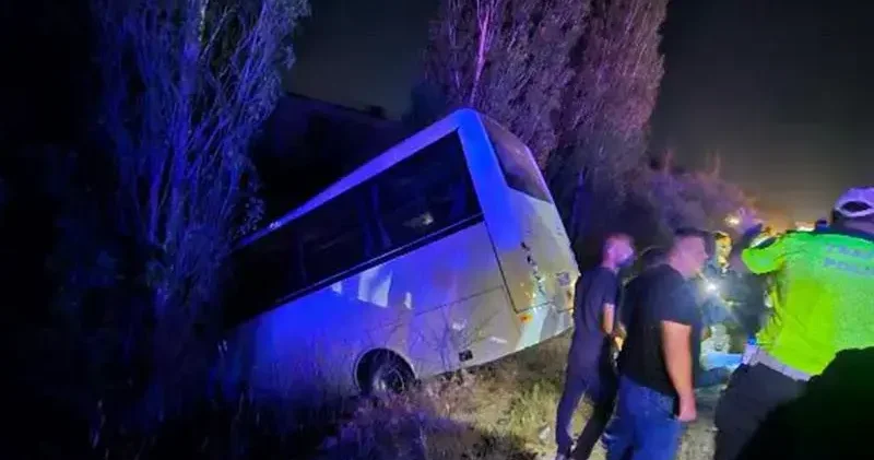 Servis minibüsü ile otomobilin çarpıştığı kaza kamerada: 8 yaralı