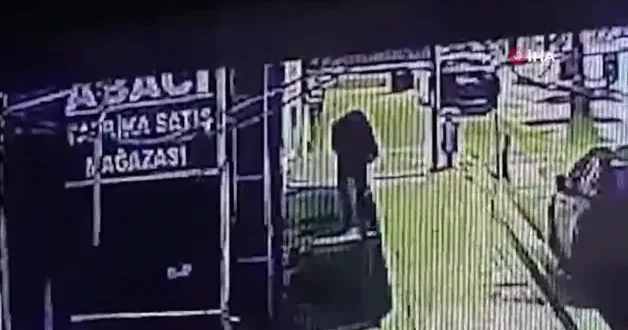 Çöp poşeti ile yüzünü saklayıp, çay ocağını yaktı; o anlar kamerada