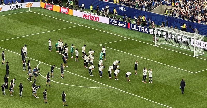 Japon futbolcular, Brezilya ya elendiği için taraftarların önünde eğilerek özür diledi