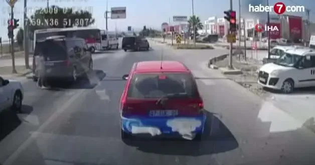 Antalya da emniyet şeridinden gelip genç kıza çarptı, o anlar araç kamerasında