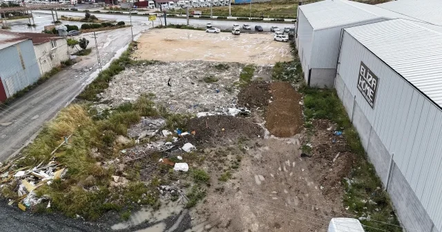 Hafriyat kamyonlarının korsan döküm yönetimi esnafı canından bezdirdi: Sürücülerin savunmaları pes dedirtti VİDEO İZLE