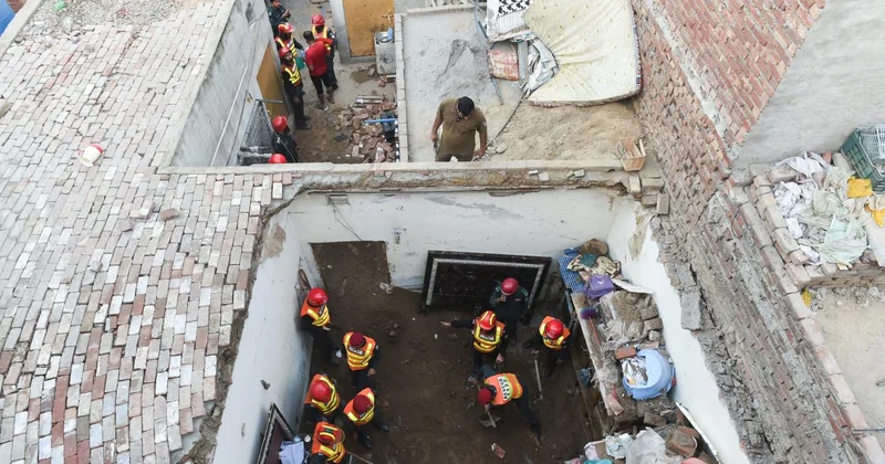 Pakistan da etüt merkezinin çatısı çöktü: 14 öğrenci hayatını kaybetti