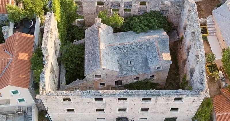 Arsasını vermeyince evinin etrafına ev yaptılar Sözcü Gazetesi