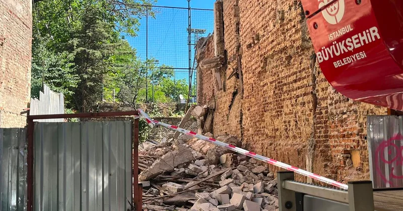 Kadıköy de bina yıkımı sırasında göçük altında kalan 2 işçi kurtarıldı