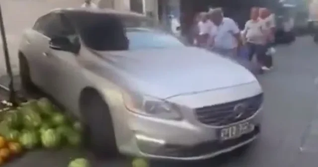 Aydın da pazarcıyla tartışan sürücü karpuzları ezip geçti: O anlar kamerada VİDEO İZLE