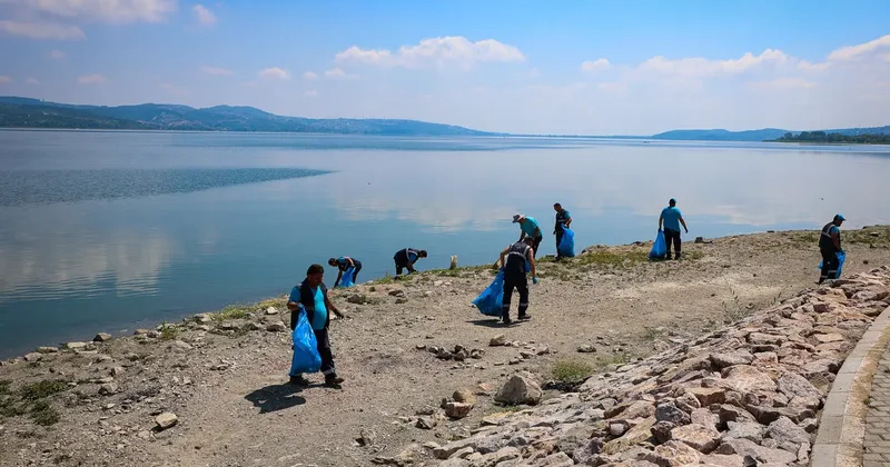Sapanca Gölü nde 200 personelle temizlik çalışması yapıldı