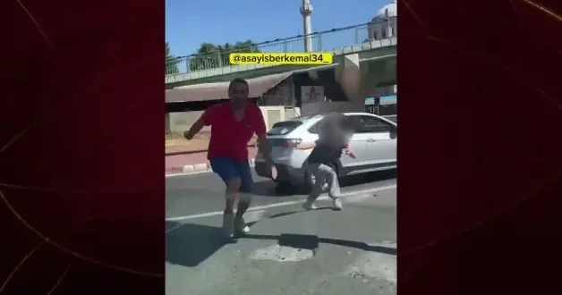 Neden bakıyorsun diyerek önünü kesti! Aracın camını kırıp darbetti!