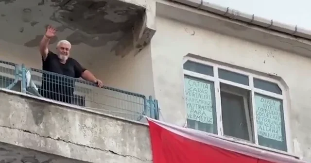 En üst katta oturan vatandaş çatı isyanını penceresine yazdı: Sizi vekilim Allah a havale ettim VİDEO İZLE