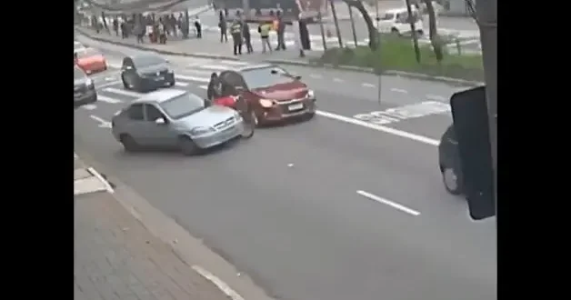 Brezilya da bisikletli ile sürücü arasındaki tartışma ağır kazayla sonuçlandı