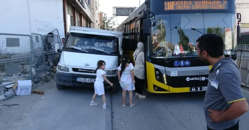 Kaldırıma park edilen kamyonet trafiği kilitledi, yol esnafın aracı itmesiyle açıldı