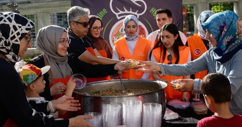 KADEM den Sultanahmet’te 1500 kişilik aşure ikramı