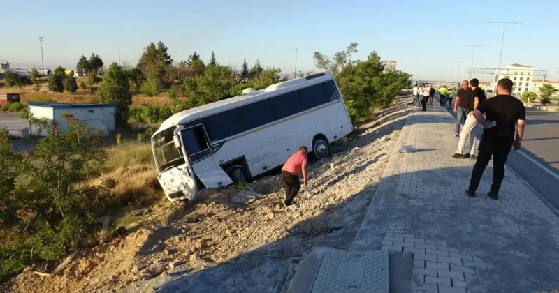 Lastiği patlayan servis aracı şarampole devrildi: 5 yaralı