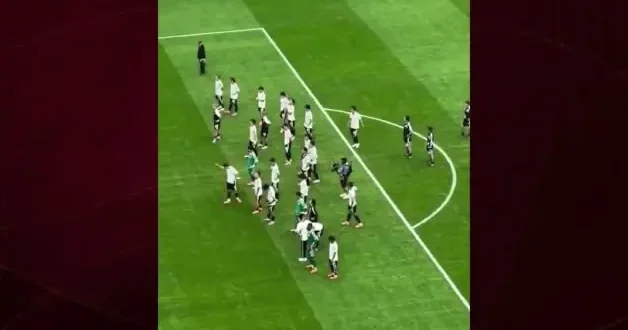 Son dakika golüyle elenen Japon futbolcular taraftarların önünde eğilerek özür diledi