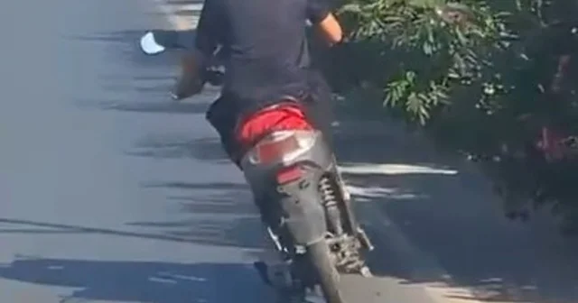 Alanya da motosiklet üzerinde ayakta ilerleyen sürücünün tehlikeli yolculuğu kamerada Antalya Haberleri Habertürk Yerel Haberler