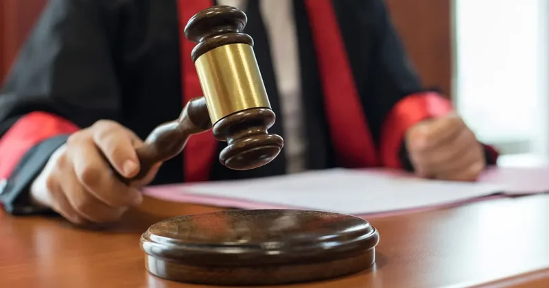 Dünyanın en zengin insanından çıplaklaştırma davası!