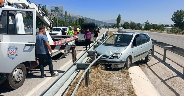 Bariyerlerin arasına giren otomobildeki 6 kişi yaralandı Burdur Haberleri Habertürk Yerel Haberler